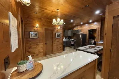 Image de \"The Fulton, \" a 3-bedroom, luxury waterfront cabin at The Lakes Old Forge