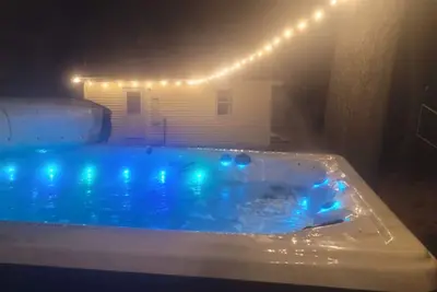 Image de Gr Sunshine Lakefront Cottage · Lakefront King bed firept, hot swim pool spa, swim