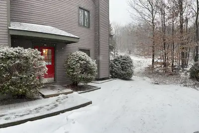 Image de Jay Peak's Premier Ski-In \/ Ski-Out Location-just steps from the trail