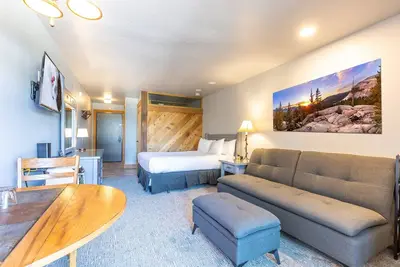 Image de Hotel Style Room in The Timber Creek Lodge by RedAwning