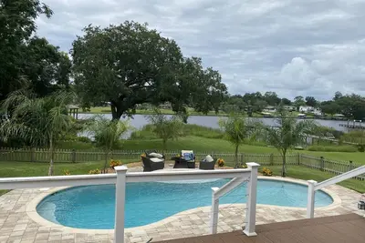 Image de Centrally located, waterfront, Heated pool home.