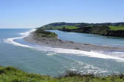 Image de Mokau 'Number One'<br>Bach situated 5 minutes drive from Mokau<br>1 Briscoe st Awakino