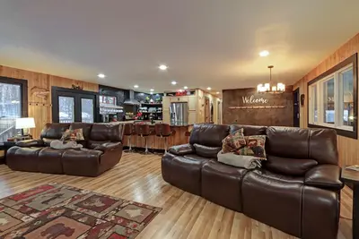 Image de Alaskan 2300 sq ft Modern Cabin Hotel Like home with Hot Tub