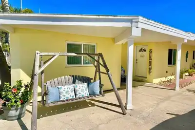 Image de Fiesta Flamingo Cottage Blocks to Beach & River ~ Kayaks and Bikes Provided!
