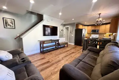 Image de Centrally Located Pet Friendly Townhome with Garage
