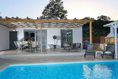 Image de Attractive Single Storey Villa - A/C, Private Pool in a Peaceful Countryside Setting Near Armenoi