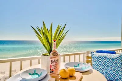 Image de 606 | Penthouse Condo + Free Beach Service + Heated Pool!