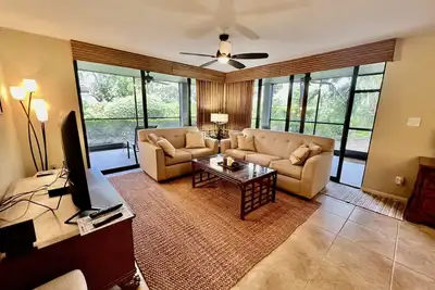 Image de Wonderful 1st floor Corner Condo with Private Lanai Close to Amenities.