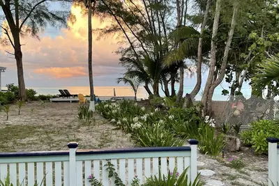 Image de Palmetto cottage on the beach with perfect views.