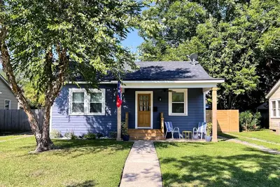 Image de Central Cottage w/ Grill, 1 Mi to Cajun Field