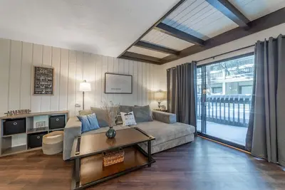 Image de Sundowner Retreat/Central Mammoth/Walk Dt/Sleeps 8