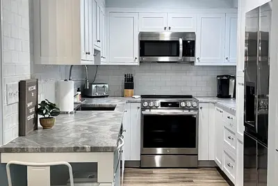 Image de Fabulous 3 Br/2ba Cottage, Pet Friendly w/ fee, Amenity Access Included!