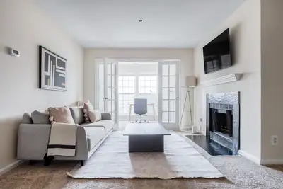 Image de Luxe Rosslyn 2br w/ W/D, Gym & Pool, 10 min walk to Metro, by Blueground