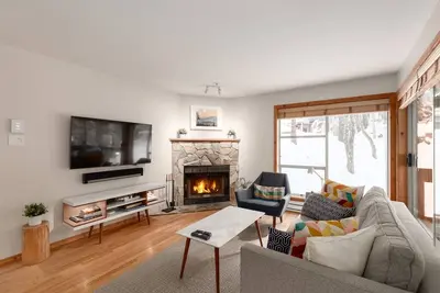 Image de Updated, bright & cozy corner unit with private bike/ski storage and free parking