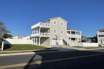 Image de Bayview Home Endless decks Elevator, Every bedroom has a bath and deck access.
