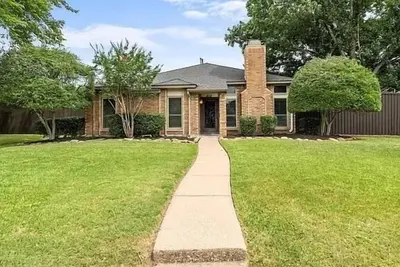Image de Cozy 4 Br home with a private backyard and pool