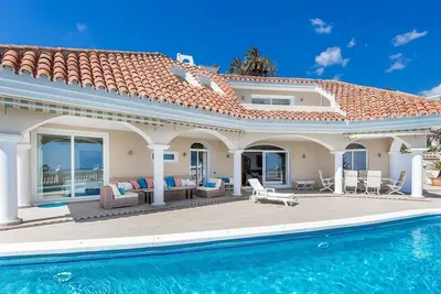 Image de Villa exclusive avec vue sur les montagnes et la mer, piscine privée et Wi-Fi.