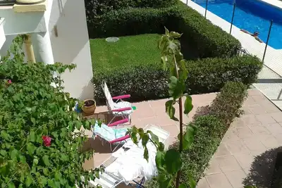 Appartement spacieux à 3 lits avec piscine partagée, jardin, climatisation et Wi-Fi