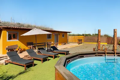 Image de Maison \"Casa Rural Los Colorados\" avec vue montagne et piscine.