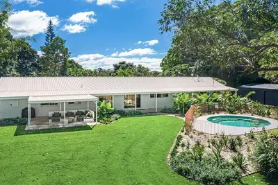Image de Hidden Byron - designer hinterland oasis with pool, fireplace and firepit