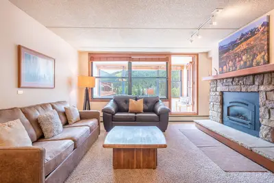 Image de Spacious condo just steps away from the lifts, hot tub, free wifi, & parking