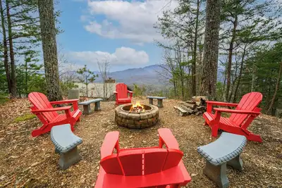 Image de Rave ReVIEWs! Hoa Pool! Fire Pit! Hot Tub! Arcade! Location!