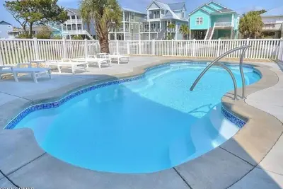 Image de Oak Island 2nd Row Large Beach Home with Private Gated Pool! 5 Bedrooms, 3 decks