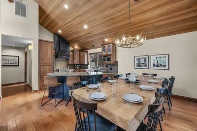 Image de Custom Beauty with Two Living Areas, Two Suites, Hot Tub, Makes Sunriver Special!