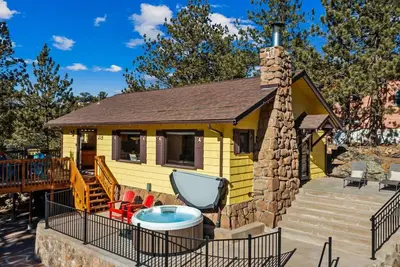 Image de New hot tub! Downtown cabin w/ king bed, views