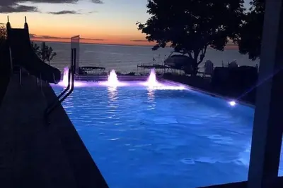 Image de Enjoy your own private family resort! Pool, hot tub, lakefront, sunsets, more!