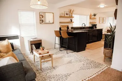 Image de Black Knight Cabin • Mid-Century• Walk to Village