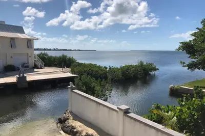 Image de Waterfront beach house with boat ramp
