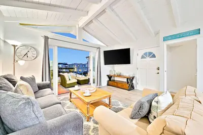 Image de 6 Bedroom Home with Rooftop Deck Between the Bay & the Beach
