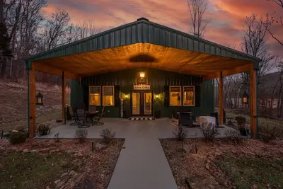 Image de Cozy Oaks Luxurious Barndominium in the woods, Heated Tile Floors, Hot Tub