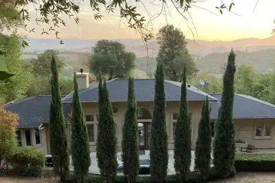 Image de Stay surrounded by Fitch Mountain Park and Open Space Preserve.