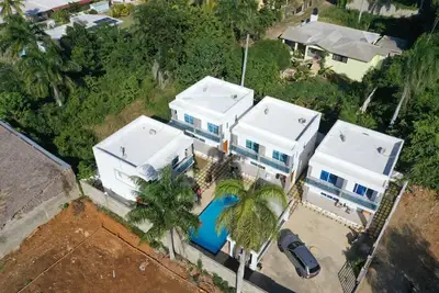 Image de A modern 2-bedroom villa with pool and lounge area