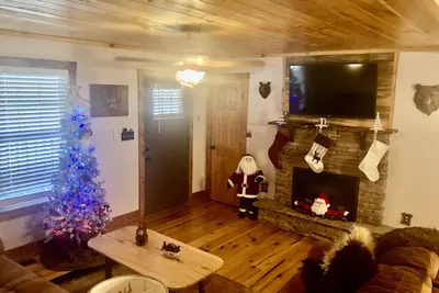 Image de Cute & Roomy 4\/2 with Hot Tub, Fp, Internet & More