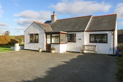 Image de Penllwyn, pet friendly, with open fire in Beaumaris