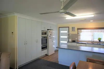 Image de Yacaaba Beachhouse - pool, air con, wifi, walk to shops, cafes & Birubi Beach
