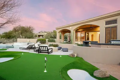 Image de Desert Lux Design I Ultimate Yard, Putt, Pool, Spa
