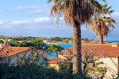 Rez-de-jardin vue mer, à 1mn à pied d'une crique paisible
