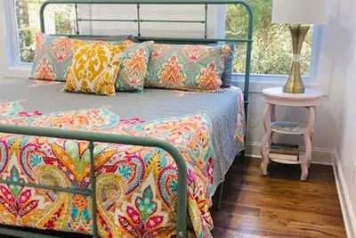Image de Bright New Cozy Cottage - 1\/2 mi from downtown.