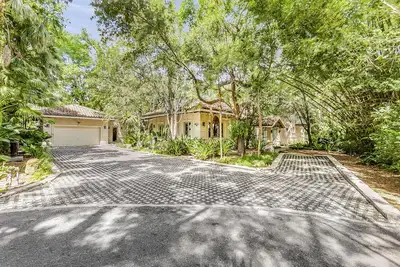 Image de Heart ofCoconut Grove across from Green streetsRestaurant inCamp Biscayne