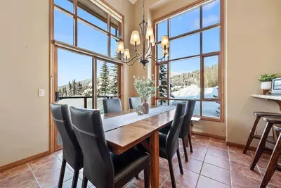 Image de Spacious Townhouse, Stunning Views, Phenomenal Location!