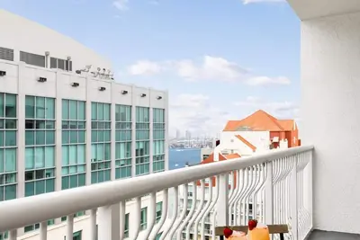 Image de Luxury on 42nd Floor with Rootop Pools & Free Parking