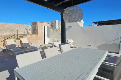 Image de Penthouse avec piscine privée, sur la plage, Wifi