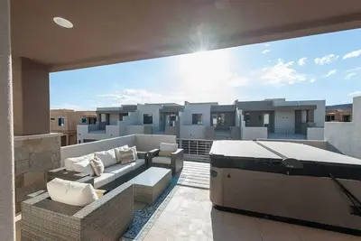 Image de Private Balcony Hot Tub | Ideal Location