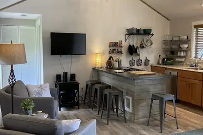 Image de Creekside Beach House Getaway-- 3 blocks from beach!