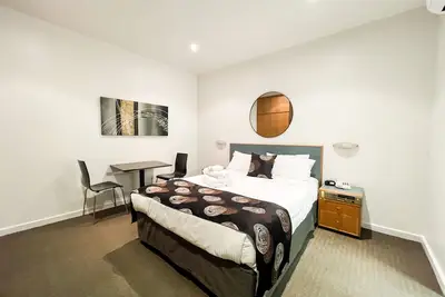 Image de 435 Ex hotel room suite in the city