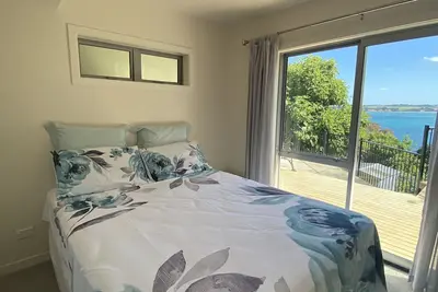 Image de Superb Clifftop Flat with views back to Auckland